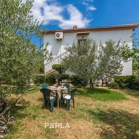 Holiday With Garden And Terrace Pula