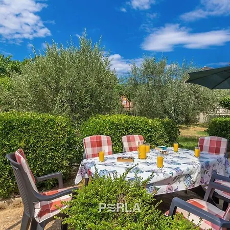 Holiday With Garden And Terrace Pula