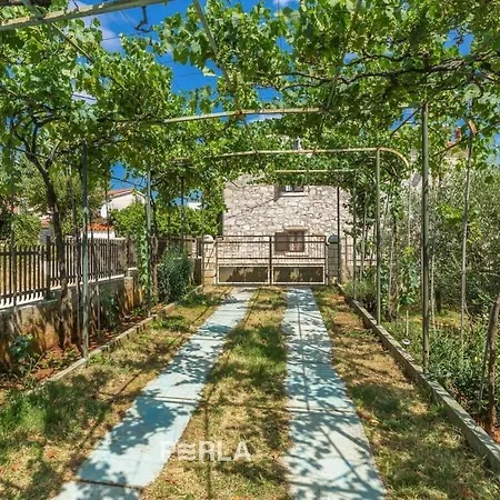 Holiday With Garden And Terrace Pula